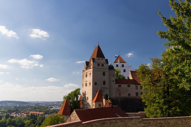 Zdjęcie niski kąt widoku zamku trausnitz na tle nieba