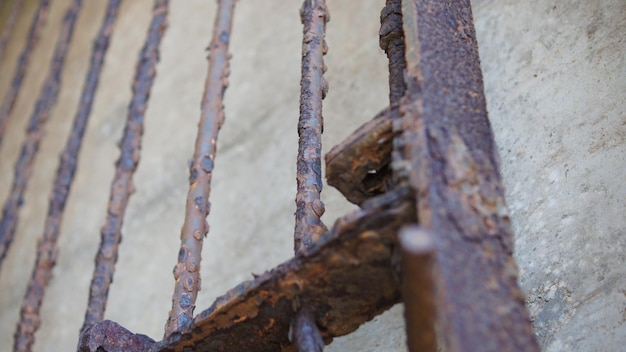 Zdjęcie niski kąt widoku zardzewiałej metalowej bramy na ścianie