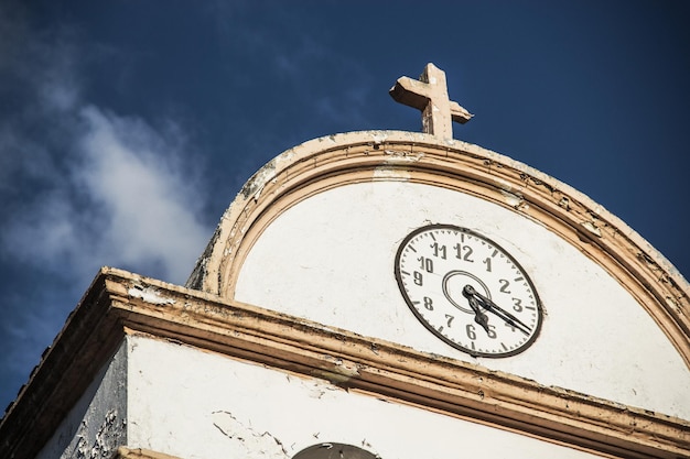 Zdjęcie niski kąt widoku zegara na budynku na tle nieba