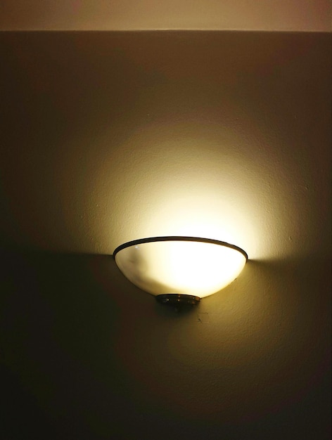 Zdjęcie niski kąt widzenia oświetlonej lampy