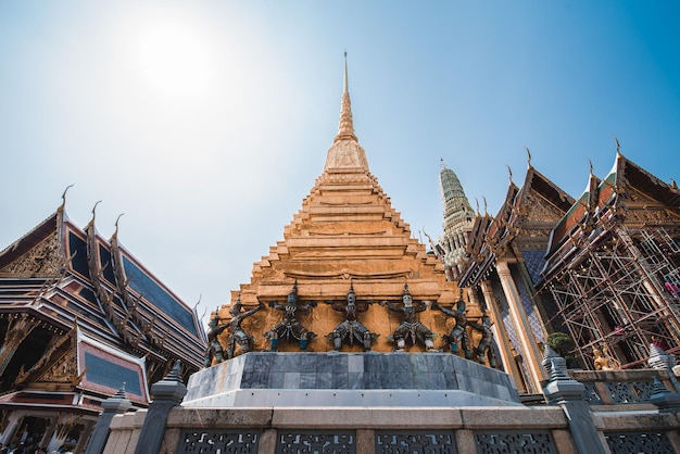 Niski kąt widzenia pięknej Wat Phra Kaew, najświętszej świątyni buddyjskiej w Tajlandii