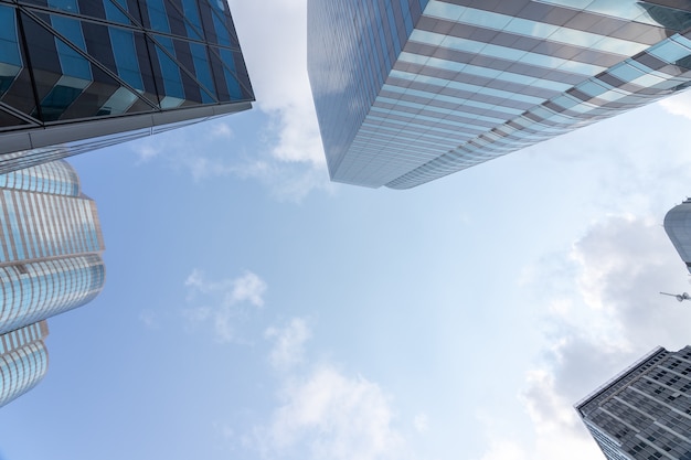 Niski Widok Drapacze Chmur Z Niebieskim Niebem I Chmurami I Budynku Biurowego Nowożytny Biznes