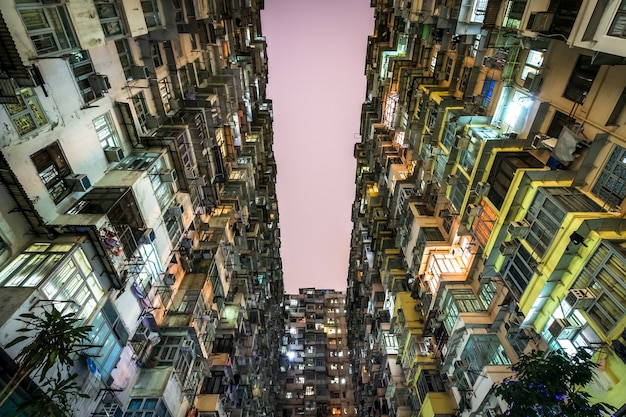 Zdjęcie niskiego kąta widok zatłoczony mieszkaniowy góruje w starej społeczności w łup zatoce, hong kong. sceneria przeludnionych wąskich mieszkań, zjawisko wysokiej gęstości zabudowy i bluesa mieszkaniowego w hongkongu