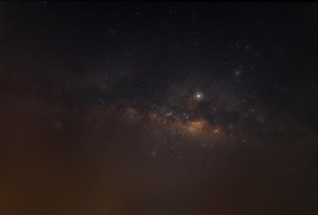 Niskookątny widok nocnego nieba