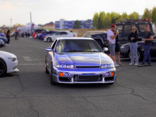 Nissan Skyline r33 srebrny samochód otwarty