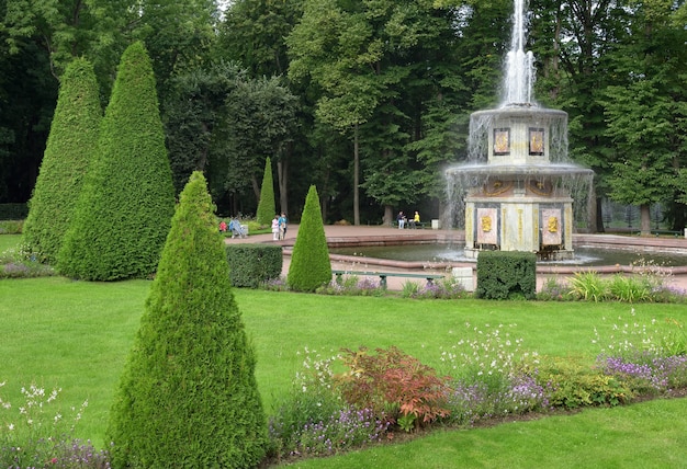 Niżny Park Rzymskie fontanny w pobliżu kaskady zjeżdżalni szachownica marmurowa dekoracja płynie wodą