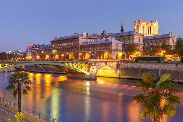 Noc Ile de la Cite w Paryżu we Francji