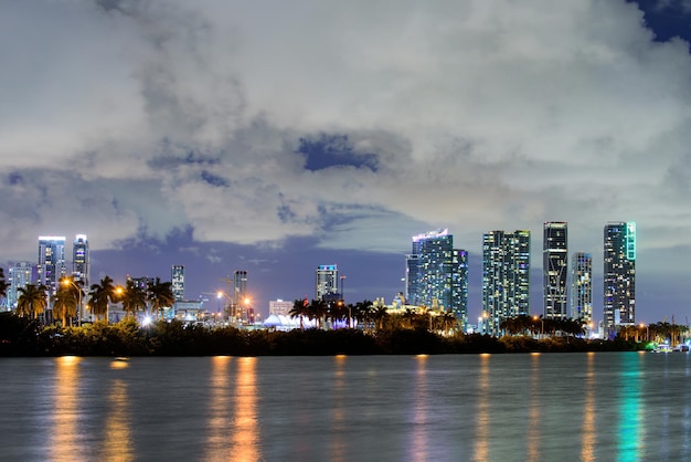 Noc miasta Miami. Piękne panoramę Miami na Florydzie o zachodzie słońca.