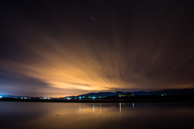 Zdjęcie noc odbicie na wodzie jeziora