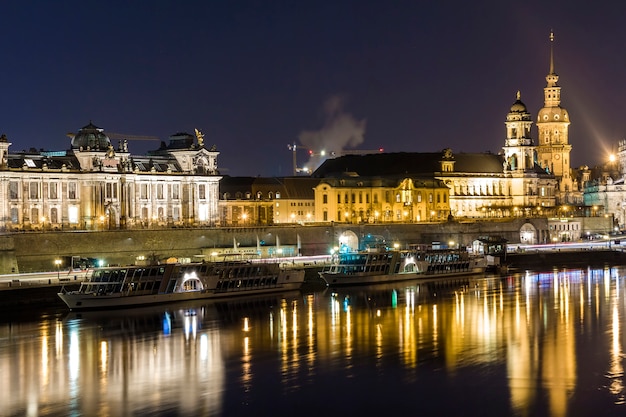 Noc pejzaż widok zabytkowych budynków z odbiciami w Łabie w centrum Drezna (Niemcy).