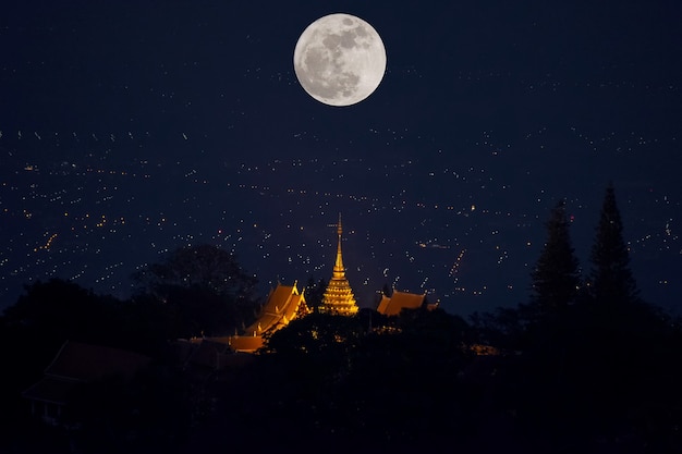 Noc pełni księżyca w świątyni Doi Suthep chiangmai tajlandia