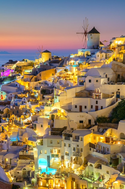 Noc po zachodzie słońca widok tradycyjnej greckiej wioski Oia na wyspie Santorini w Grecji Santorini to kultowy cel podróży w Grecji, słynący z zachodów słońca i tradycyjnej białej architektury