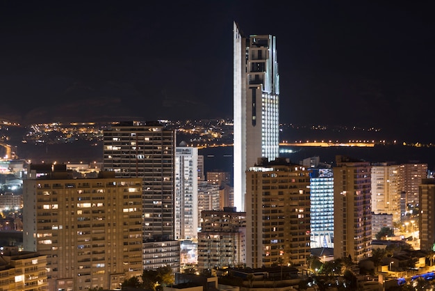 Noc scena Benidorm pejzaż miejski, Walencja, Hiszpania.