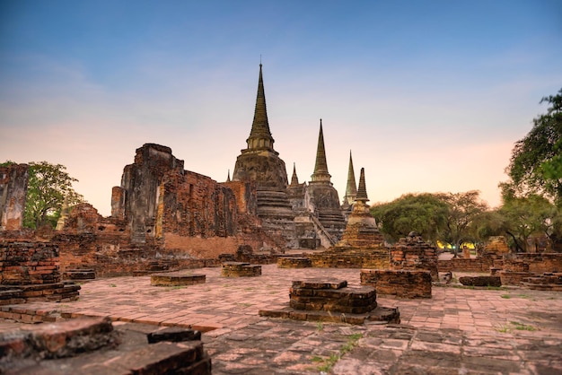 Noc w ceglanych ruinach starożytnej świątyni buddyjskiej Wat Phra Si Sanphet o zachodzie słońca Architektura parku historycznego Ayutthaya Tajlandia