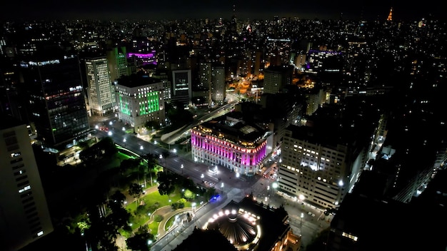 Noc w centrum Sao Paulo w Brazylii Środkowa dzielnica w nocnym życiu