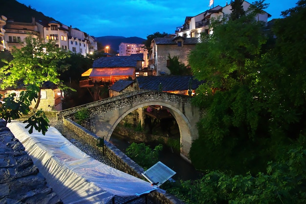 Noc w starym mieście Mostar, Bośnia i Hercegowina