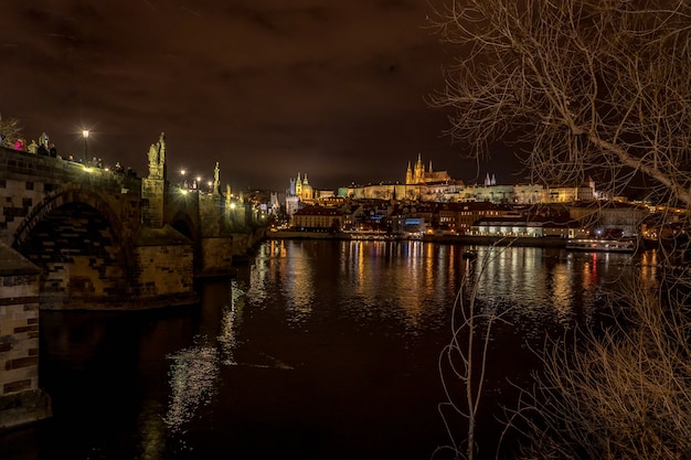 Zdjęcie noc widok charles most i mala strana w praga, europa.