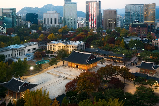 Noc widok Deoksugung pałac i Seul miasto w jesieni przyprawiamy w Seul, Południowy Korea.