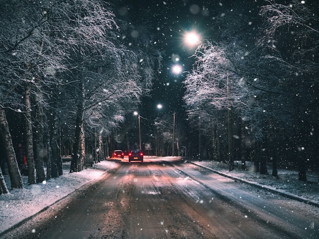 Noc zima wiejska droga z jazdy samochodem.