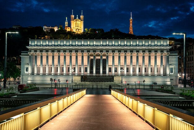 Nocą na kładce, Lyon, Francja