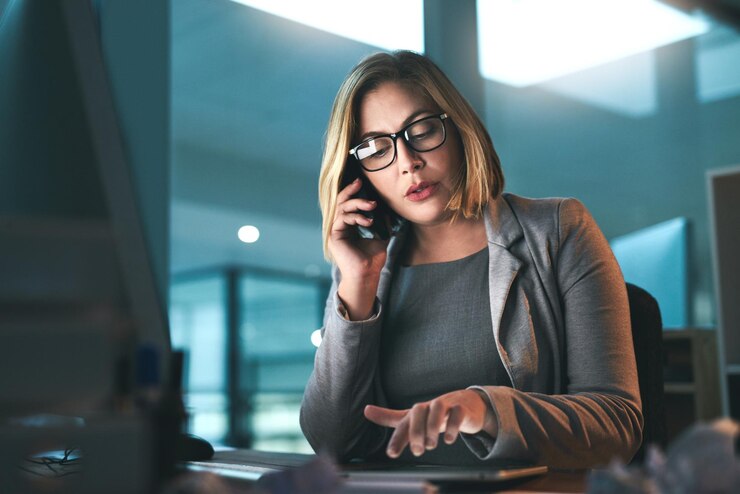 Nocna bizneswoman i telefon w biurze z informacjami o przypadku tabletu i rozmowa z kontaktem Profesjonalna adwokatka i tech dla firmy prawnej i pracownika prawa pracy