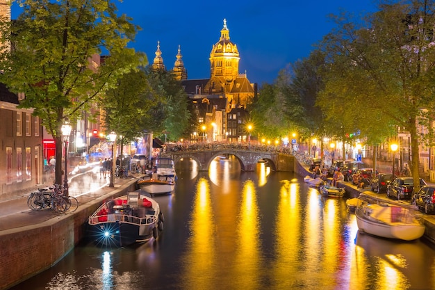 Nocna dzielnica czerwonych latarni w Amsterdamie De Wallen