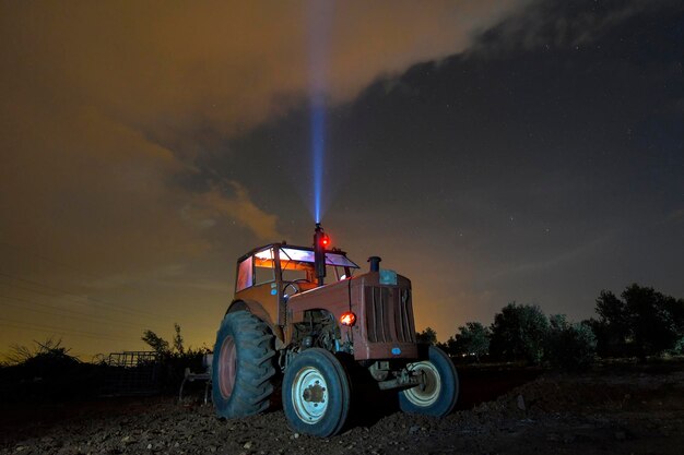 Nocna Fotografia Porzuconego Ciągnika