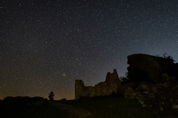 Nocna fotografia z ruinami w naturalnym obszarze Barruecos. Extremadura. Hiszpania.