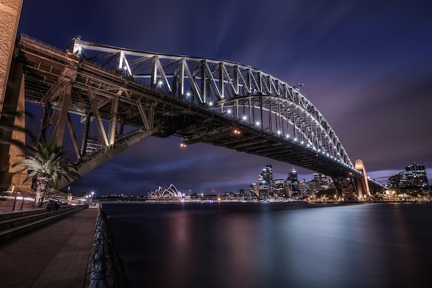 Nocna panorama centrum Sydney z Harbour Bridge Australia
