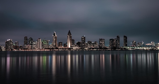 Nocna panorama San Diego w centrum Kalifornii