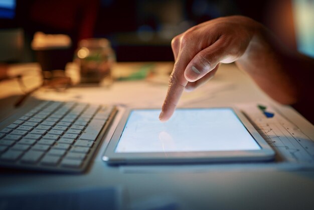 Nocna ręka i zajęta na ekranie tabletu przy biurku w badaniach jako specjalista ds. komunikacji Kariera osoba pracująca do późna i technologia połączenia z internetem lub firmą jako profesjonalista z przestrzenią makietową