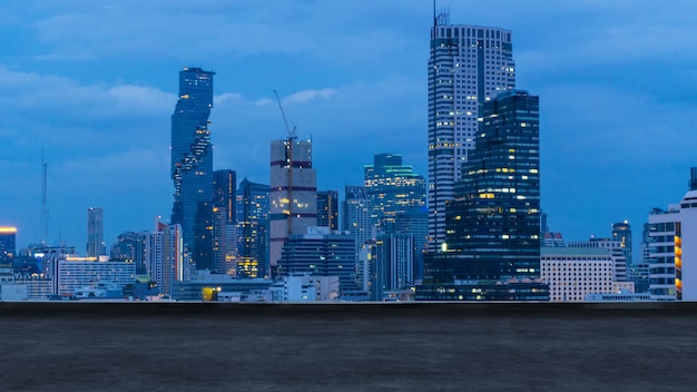 Nocna Scena Panoramy Miasta Bangkok Z Pustą Cementową Podłogą Na Poddaszu Z Przodu