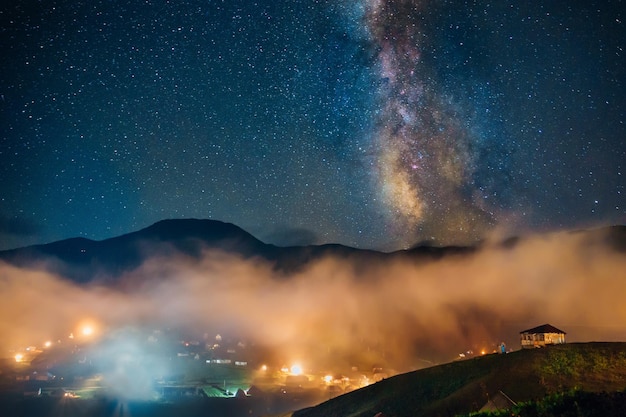 Nocna scena z Drogą Mleczną na niebie
