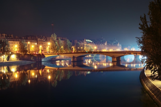 Nocna Sekwana w Paryżu we Francji