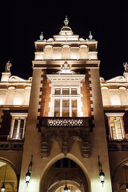 Nocna stara dzielnica handlowa Krakowa w światłach ulicznych latarni. Stara Europa.