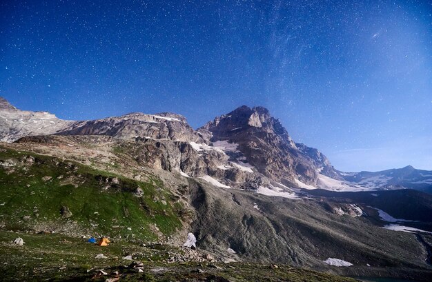 Nocne gwiaździste niebo nad Matterhornem Monte Cervino