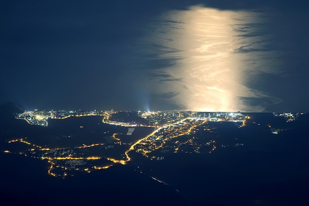 Nocne miasto Tekirova w Turcji w świetle księżyca na morzu