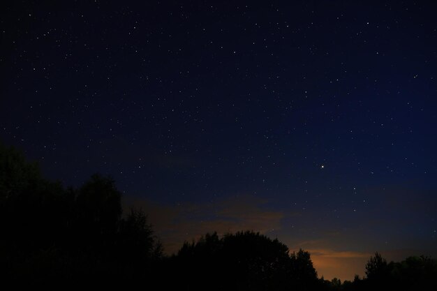 Nocne niebo. Gwiazdy i galaktyki na niebie o zmierzchu.