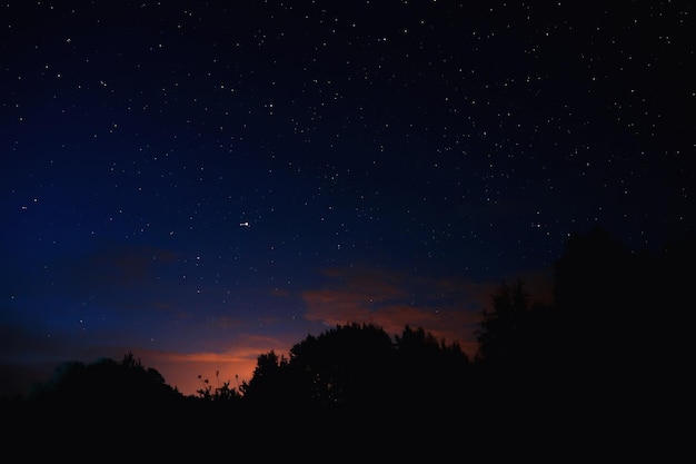 Nocne niebo Gwiazdy i galaktyki na niebie o zmierzchu