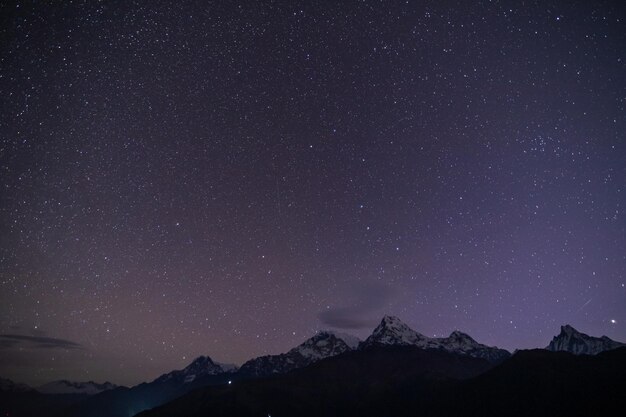 Zdjęcie nocne niebo krajobrazowe