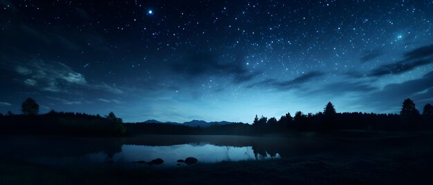 Nocne niebo z gwiazdami i planetami nad zatoką