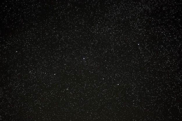 Nocne niebo z jasnymi gwiazdami konstelacji Kasjopei. Widok na otwartą przestrzeń. Sfotografowany z bliska na długiej ekspozycji.