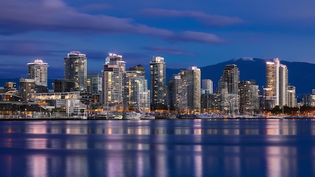 Nocne panoramy miasta Vancouver w Kolumbii Brytyjskiej w Kanadzie