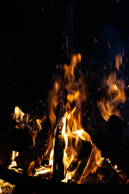 Nocne płomienie ognia rozpalają ognisko