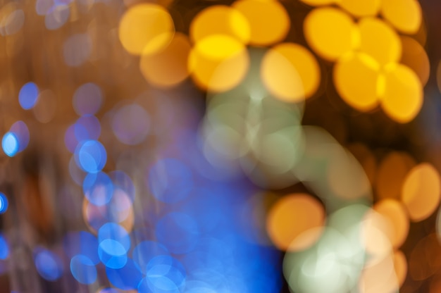 Zdjęcie nocne światło w mieście kolorowe bokeh abstrakcyjne tło rozmycie soczewki odblaskowe odbicie piękny brokat