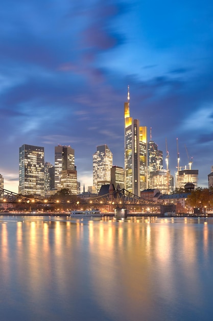 Nocne ujęcie panoramy Frankfurtu w Niemczech