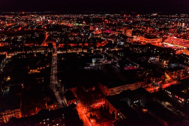 Nocne ulice IwanoFrankiwska IwanoFrankiwsk w nocnych światłach widok z góry nowoczesne i piękne miasto
