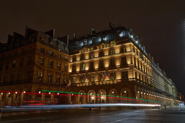 Zdjęcie nocne zdjęcia hotelu regina w paryżu we francji