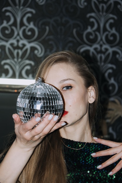 Nocne życie sylwestrowe przyjęcie sylwestrowe obchody portret młodej pięknej kobiety i disco ball