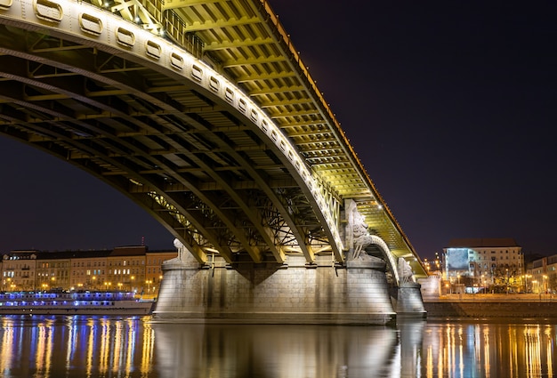 Nocny Budapeszt, Most Małgorzaty nad Dunajem, odbicie nocnych świateł na wodzie